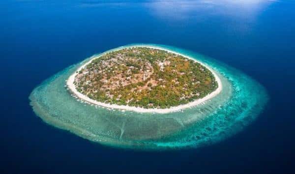 L' île Balicasag.Vue aérienne de Balicasag Island entourée par son récif corallien dans la mer de Bohol, aux Philippines.