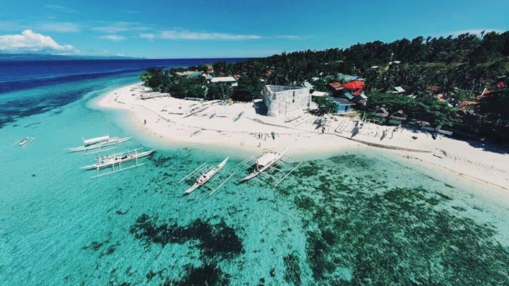 Plage tropicale de Pamilacan Island aux Philippines