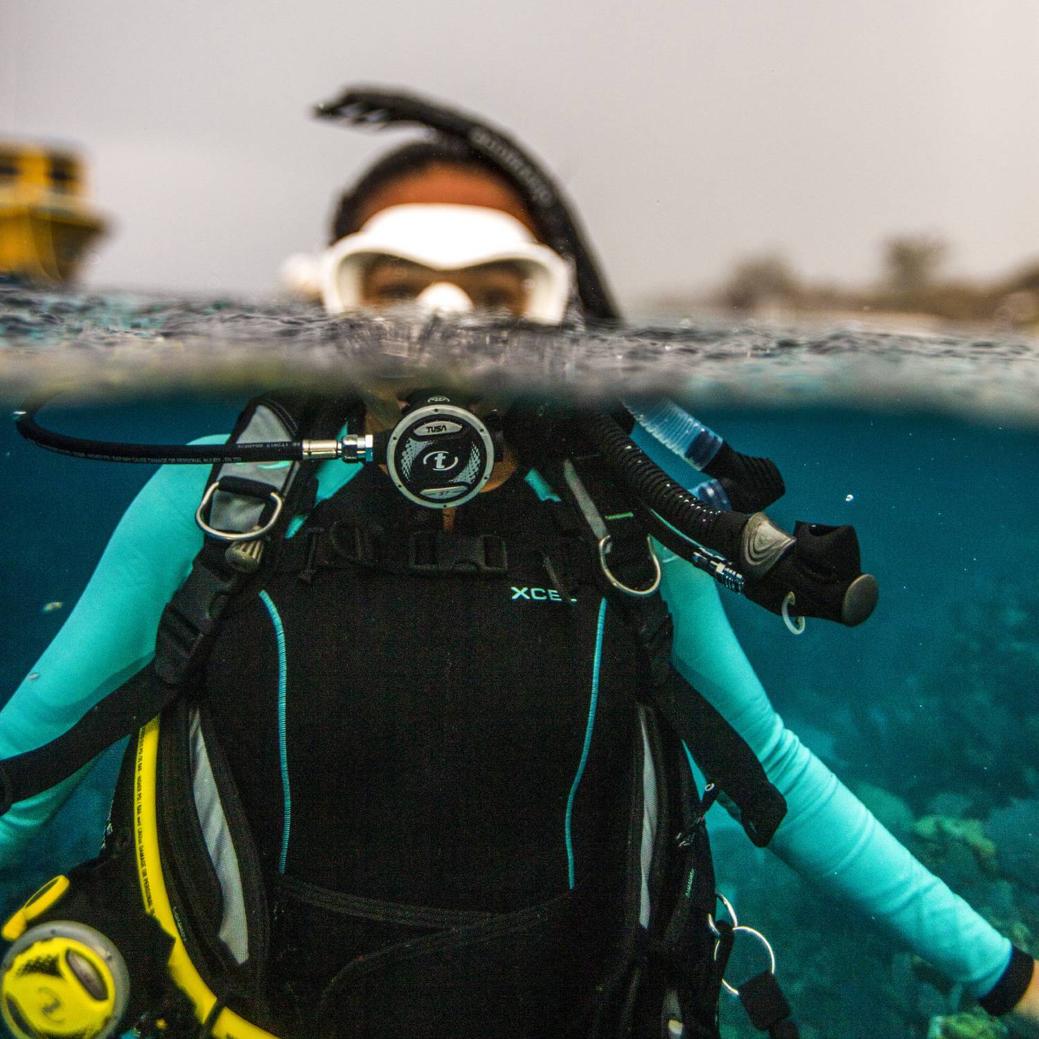 Instructeur accompagnant un plongeur débutant lors d'un baptême de plongée à Panglao Bohol