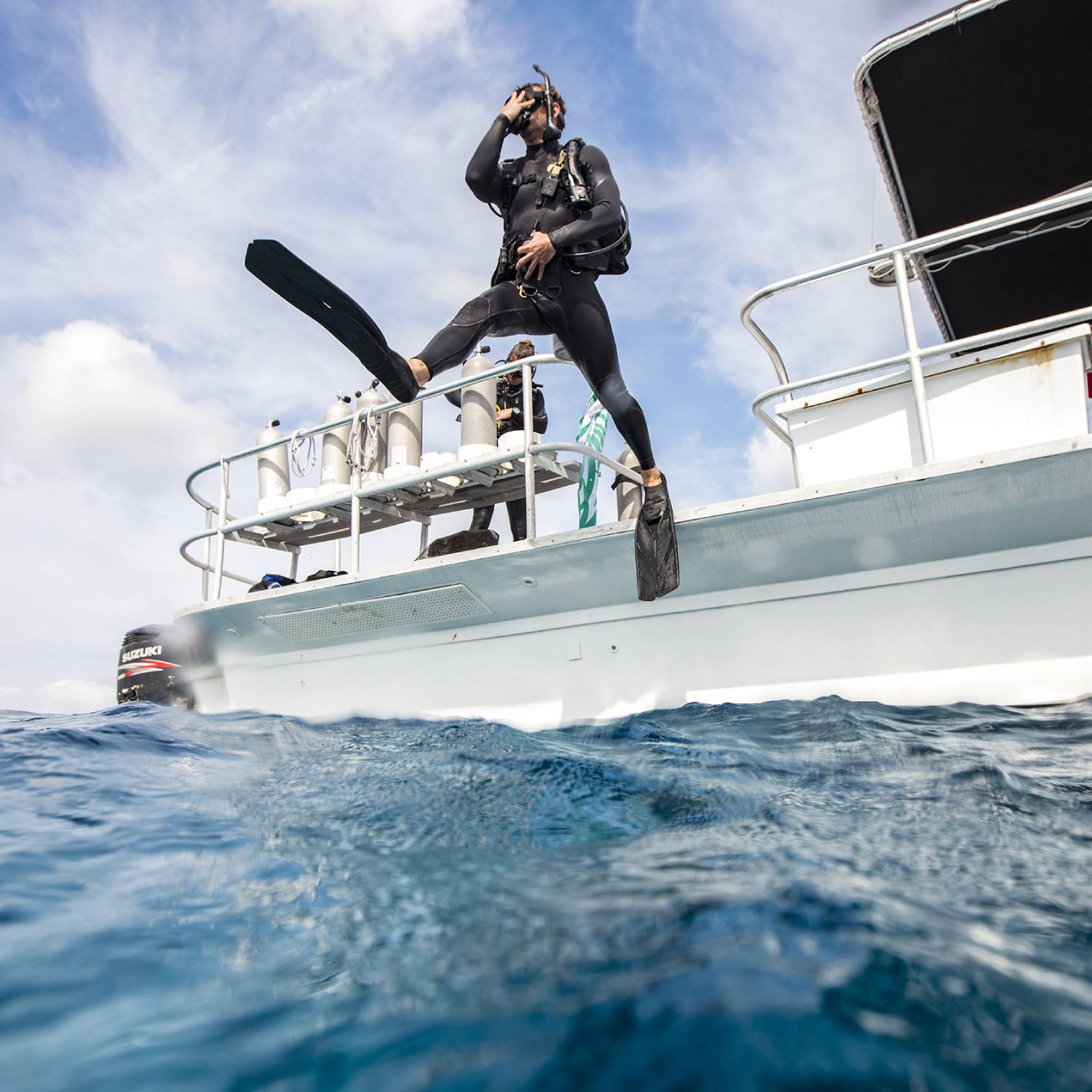 Plongeur se mettant à l'eau pour une sortie Fun Dive à Panglao Bohol