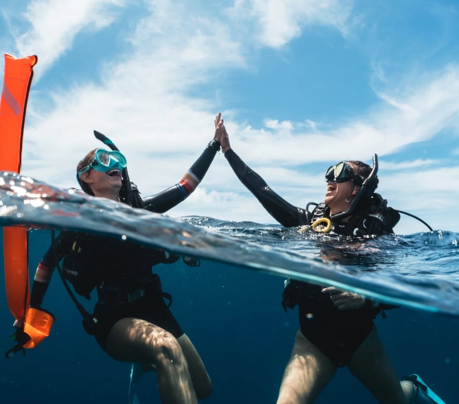 Xavier, Open Water Instructor SSI chez French Touch Diving, valide un exercice avec un élève pendant une formation de plongée à Panglao