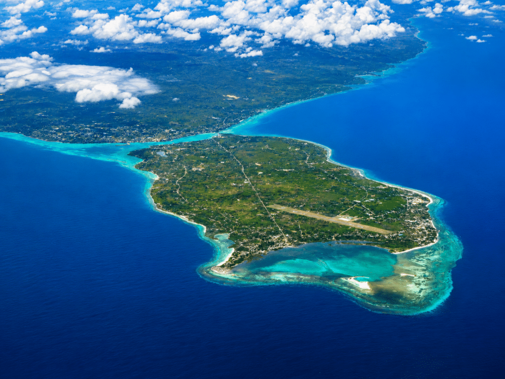 Vue aérienne de l'île de Panglao dans la mer de Bohol, aux Philippines, entourée de récifs coralliens et d'eaux turquoise.