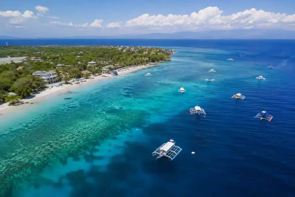 Vue aérienne de Panglao et de ses récifs coralliens, point de départ des principaux sites de plongée de Bohol aux Philippines.
