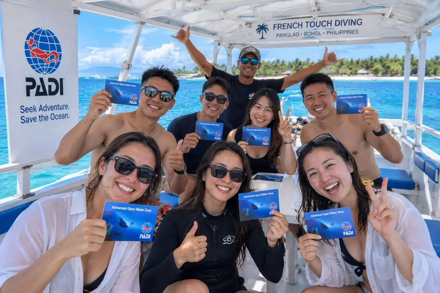 Plongeurs avec leur certification Advanced Open Water PADI chez French Touch Diving à Panglao, Bohol